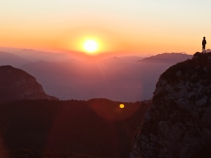 Julia Morgenthaler fern auf Berg Sonnenuntergang