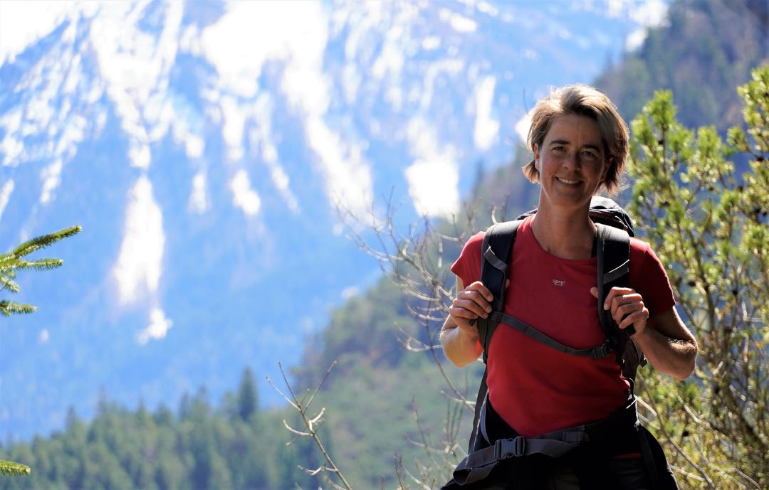 Julia Morgenthaler mit Rucksack wandern Berge
